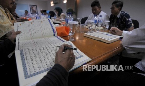 BELAJAR LANCAR MEMBACA ALQURAN. Sejumlah peserta mengikuti kegiatan 30 Menit Lancar Baca Alquran di Gedung Harian Republika, Jakarta Selatan, Sabtu (7/10).