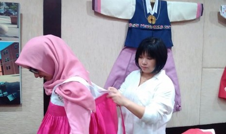 Belajar memakai hanbok