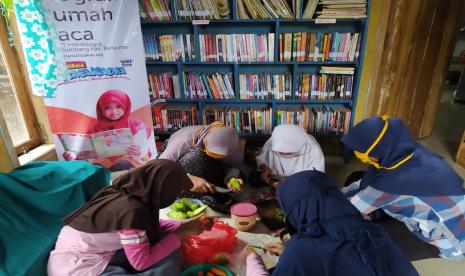 Belajar tidak selamanya harus berkutat pada buku dan bangku. Demikian halnya yang dilakukan Fatiah selaku Pembina Rumah Baca Asma Nadia (RBA) yang mengadakan kegiatan fun cooking class Dimsum ayam pada Ahad (13/12).