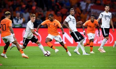 Georginio Wijnaldum dari Belanda (tengah) beraksi menghadapi pemain Jerman Joshua Kimmcih (kedua dari kiri) dan Jerome Boateng (ketiga dari kanan) pada Liga Bangsa-Bangsa UEFA di Amsterdam Arena. Belanda menang 3-0.