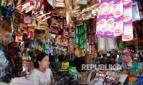 Belanja di warung kelontong.