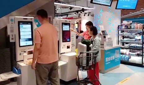 Belanja secara digital di super market Freshhippo, Hangzhou, China