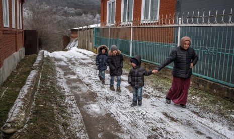 Belant Zulgayeva bersama cucu-cucunya di Desa Dachu-Borzoi, di pinggiran Grozny, Rusia. Cucunya sempat tinggal di Irak dan tinggal bersama militan ISIS.