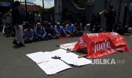 Belasan buruh yang tergabung dalam DPD Konfederasi Serikat Pekerja Seluruh Indonesia (KSPSI) DIY dan Front Perjuangan Pemuda Indinesia (FPPI)Yogyakarta melakukan aksi tolak PP 78/2015 tentang pengupahan sebagai dasar penetapan UMK DIY 2017 yang ditetapkan Gubernur DIY di depan pintu gerbang kantor gubernur DIY Kepatihan Yogyakarta, Selasa (31/10).