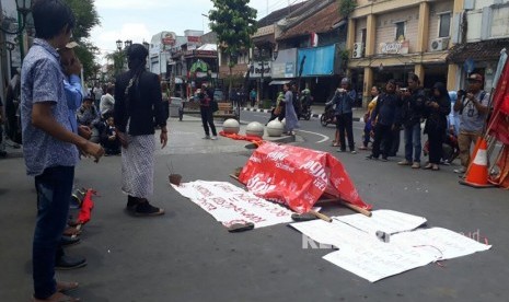 Belasan buruh yang tergabung dalam DPD Konfederasi Serikat Pekerja Seluruh Indonesia (KSPSI) DIY dan Front Perjuangan Pemuda Indinesia (FPPI)Yogyakarta melakukan aksi tolak PP 78/2015 tentang pengupahan sebagai dasar penetapan UMK DIY 2017 yang ditetapkan Gubernur DIY di depan pintu gerbang kantor gubernur DIY Kepatihan Yogyakarta, Selasa (31/10).