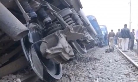 Belasan gerbong kereta keluar jalur di Kanpur, Uttar Pradeshh, India Utara, Ahad (20/11).