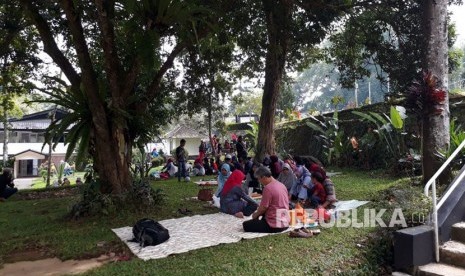 Belasan ribu warga melakukan aktivitas tradisi papajar atau kumpul dan makan bersama menjelang puasa di kawasan wisata Selabintana Kecamatan/Kabupaten Sukabumi Ahad (6/5).