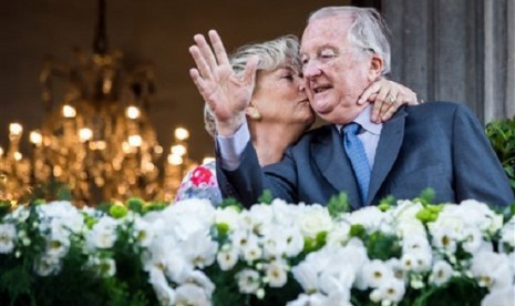 Belgium's King Albert II and Queen Paola wave to the crowd as they stand on the balcony of the City Hall in Liege, Belgium, during the last day of their 3-day farewell tour on Friday July 19, 2013. 