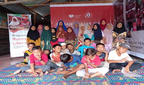 Belum dimulainya pembelajaran tatap muka yang dilaksanakan di sekolah, membuat orang tua di Desa Berdaya Suka Maju akhirnya menitipkan anak-anak mereka untuk belajar di Rumah Belajar Juara Suka Maju. 