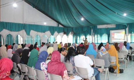 Belum lama ini KPM menggelar pelatihan cara berpikir suprarasional bagi 138 orang tua siswa, Ahad (9/12) di SD Insan Kamil Bogor, Jawa Barat. 