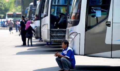 Awak bus AKAP menunggu penumpang di Terminal Bus Kampung Rambutan, Jakarta Timur.  (Republika/Wihdan)