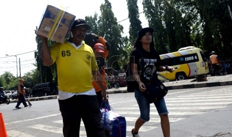 Belum Puncak Mudik. Pemudik mencari bus AKAP di Terminal Bus Kampung Rambutan, Jakarta Timur, Selasa (14/7).  (Republika/Wihdan)