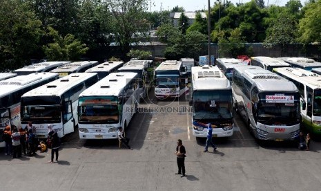 Belum Puncak Mudik. Pemudik mencari bus AKAP di Terminal Bus Kampung Rambutan, Jakarta Timur, Selasa (14/7).  (Republika/Wihdan)