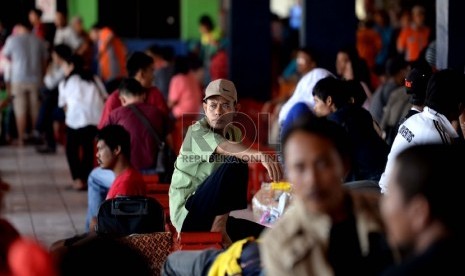 Belum Puncak Mudik. Pemudik menunggu pemberangkatan AKAP di Terminal Bus Kampung Rambutan, Jakarta Timur, Selasa (14/7).  (Republika/Wihdan)