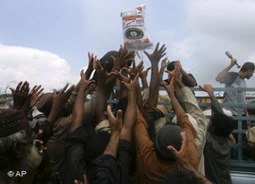 Belum semua korban banjir Pakistan menerima bantuan.