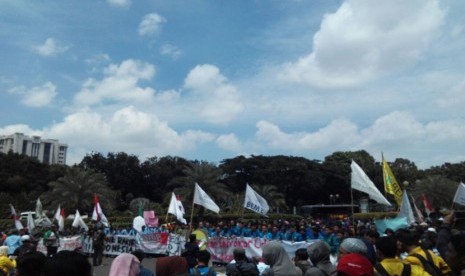  BEM Seluruh Indenesia (BEM SI) menggelar aksi Bela Rakyat 121 di Patung Kuda Monas. Mereka akan melakukan Longmarch ke Istana Negara, Kamis (12/1).