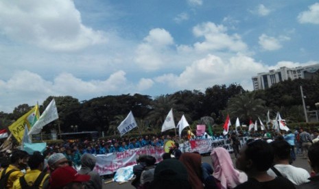  BEM Seluruh Indenesia (BEM SI) menggelar aksi Bela Rakyat 121 di Patung Kuda Monas. Mereka akan melakukan Longmarch ke Istana Negara, Kamis (12/1).