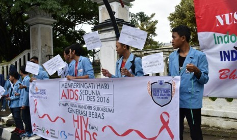 BEM STMIK Nusa Mandiri melakukan sosialisasi bahaya HIV AIDS di alun-alun kota Sukabumi, Jawa Barat.