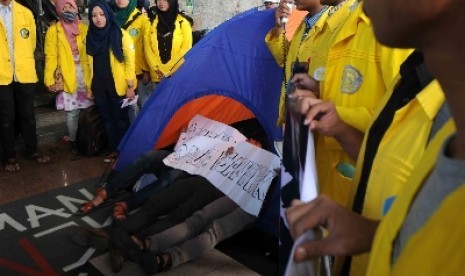  BEM UI memasang tenda saat aksi di depan gedung KPK, Selasa (27/1).