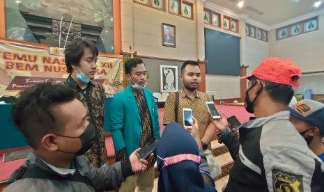 Eko Pertama (pertama dari kanan) terpilih sebagai Koordinator BEM Nusantara melalui musyawarah secara demokratis 