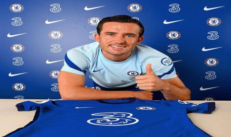 Ben Chilwell berpose di depan jersey Chelsea.