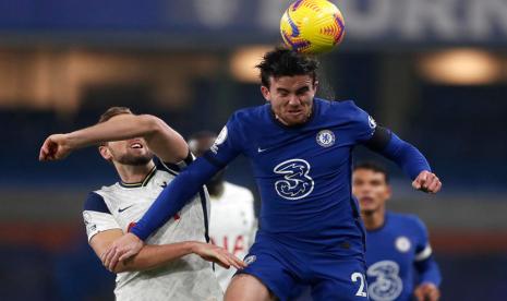 Ben Chilwell (kanan) berebut bola dengan Harry Kane (kiri) dalam laga Liga Primer Inggris antara Chelsea vs Tottenham Hotspur di London, Senin (30/11) WIB.