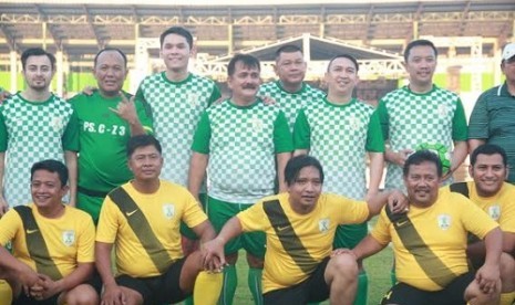 Ben Kasyafani (berdiri, tiga dari kiri) dan Menpora Imam Nahrawi (berdiri, dua dari kanan) berada dalam satu tim di pertandingan eksibisi pembukaan ajang Liga Santri Nusantara 2015