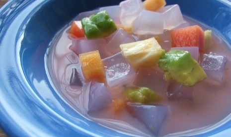 Minuman manis nata de coco. 