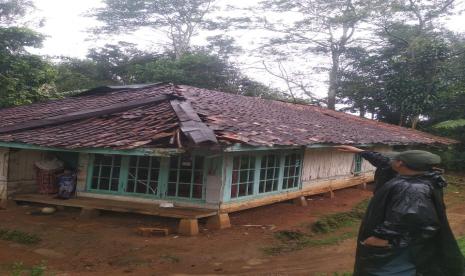 Bencana angin kencang merusak sepuluh rumah di Desa Cibaregbeg, Kecamatan Sagaranten, Kabupaten Sukabumi, Ahad (27/2/2022) pagi.