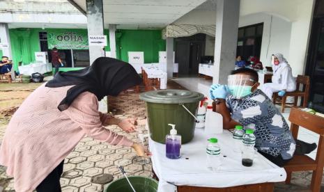 Bencana angin kencang yang melanda Kabupaten Cianjur berdampak pada pelaksanaan pilkada serentak Kabupaten Cianjur, Rabu (9/12). Di mana ada sejumlah pelaksanaan pilkada yang awalnya ditenda atau luar gedung terpaksa dialihkan ke dalam ruangan karena tenda rusak akibat angin kencang.