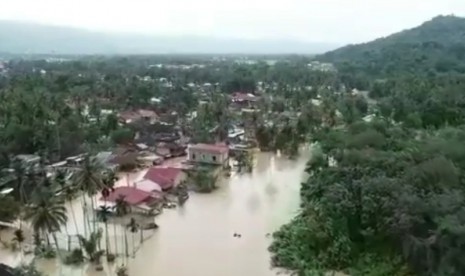 Bencana banjir yang melanda Kecamatan Sungai Pagu dan Muara Labuh, Kabupaten Solok Selatan, Jumat (13/12).