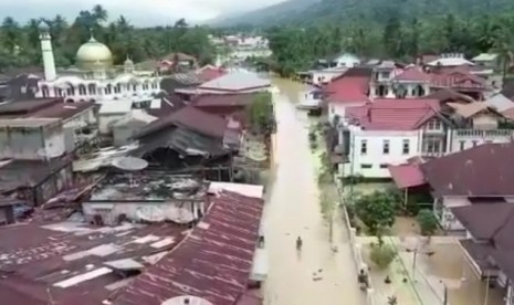 Bencana banjir yang melanda Kecamatan Sungai Pagu dan Muara Labuh, Kabupaten Solok Selatan, Jumat (13/12).