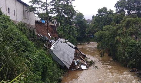 Bencana longsor menerjang bangunan Pasar Parungkuda, Kecamatan Parungkuda, Kabupaten Sukabumi, Ahad (20/12). Dampaknya sebanyak empat bangunan di Pasar Parungkuda rusak yang lokasinya berada dekat aliran Sungai Cicatih.