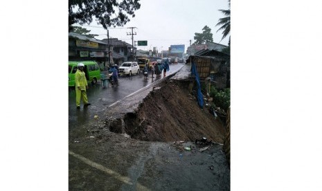 Bencana longsor terjadi di Puncak, Bogor, Senin (5/2) sekira pukul 09.20 WIB. 