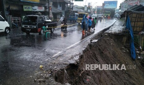 Bencana longsor terjadi di Puncak, Bogor, Senin (5/2) sekira pukul 09.20 WIB. 