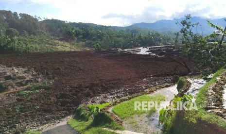 Bencana tanah longsor kembali terjadi Di Jawa Tengah. Longsor terjadi di Desa Pasir Panjang, Kecamatan Salem, Kabupaten Brebes, Jawa Tengah, Kamis (22/2) pukul 08:00 WIB. 