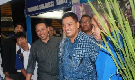 Bendahara Umum DPP PAN Jon Erizal (dua dari kanan) mengunjungi stan Pameran Anak Negeri.