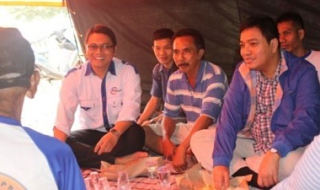 Bendahara Umum DPP PAN, Jon Erizal (kanan) dan Ketua Umum DPP PARRA Indonesia, Rusli Halim Fadli (kiri) makan siang bersama warga di Posko Banjir Jakarta di daerah Cawang Ciliwung Jakarta Timur, Jumat (18/1).