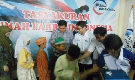 Bendahara Umum DPP PAN, Jon Erizal (kiri) dan Ketua Umum DPP PARRA Indonesia, Rusli Halim Fadli (kedua dari kiri) sedang memberikan bantuan kepada anak yatim piatu.