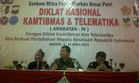 Bendahara Umum DPP Partai Amanat Nasional, Jon Erizal (tengah)