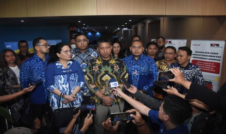 Bendahara Umum Partai Demokrat Renville Antonio (tengah).