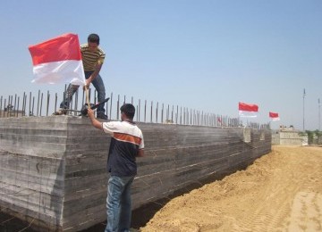 Bendara Merah Putih berkibar di tembok RSI yang tengah dibangun di Jalur Gaza.