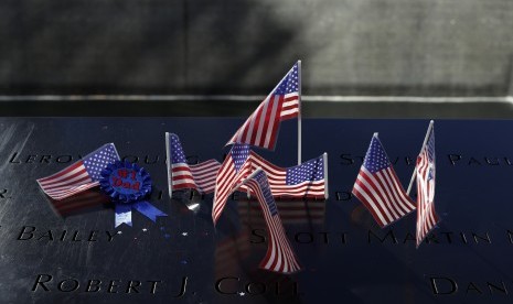 Bendera Amerika dan pita hiasi memorial dan museum serangan 11 September 