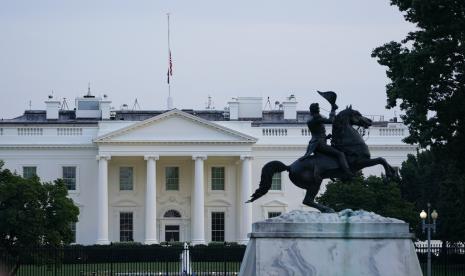 Bendera Amerika di atap Gedung Putih berkibar di Washington, Kamis, 26 Agustus 2021l. Asisten Menteri Luar Negeri Amerika Serikat (AS) untuk Biro Urusan Asia Selatan dan Tengah, Donald Lu akan melakukan perjalanan ke Turkmenistan, Uzbekistan, dan Kazakhstan. 