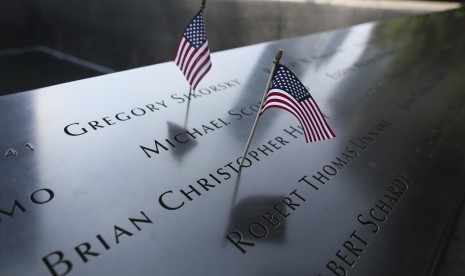 Bendera Amerika ditempatkan di kolam selatan Monumen serangan 11 September, Sabtu, 10 September, 2016, New York.