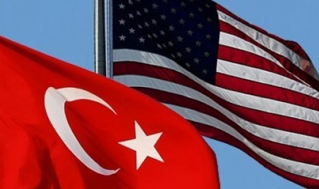 Bendera Amerika Serikat (AS) dan Turki. merika Serikat (AS) menjatuhkan sanksi terhadap lima perusahaan Turki dan seorang warga negara Turki pada Kamis (14/9/2023).