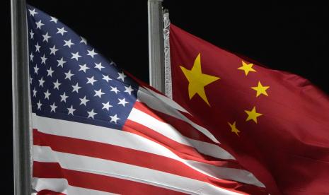 Bendera Amerika Serikat (AS) dan China.Presiden AS akan terapkan tambahan tarif pada China mulai 4 Maret 2025.