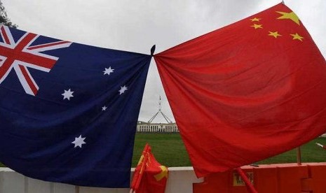 Bendera Australia dan China. Menteri Luar Negeri China Wang Yi meminta Menteri Luar Negeri Australia Penny Wong untuk memperlakukan China sebagai mitra