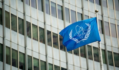 Bendera Badan Energi Atom Internasional. Iran menuding IAEA membuka detail aktivitas nuklir Iran yang rahasia.