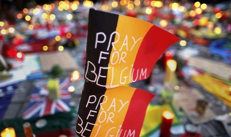 Bendera Belgia diberi tulisan 'Pray for Belgium' dalam upacara mengenang korban tewas akibat serangan teror bom di Brussel, Belgia.